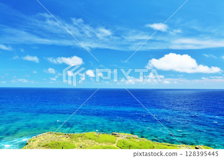 沖繩、宮古島、東平安名崎的藍天大海 128395445