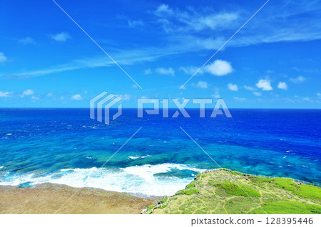 沖繩、宮古島、東平安名崎的藍天大海 128395446