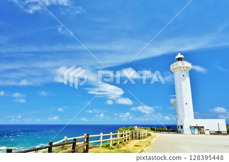 沖繩、宮古島、東平安名崎的藍天和燈塔 128395448