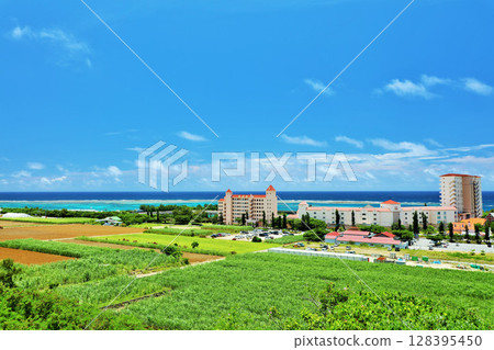 沖繩宮古島夏季藍天和度假村風光 128395450