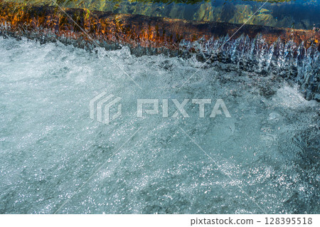 沐浴在夏日陽光下的清澈溪流的圖像（熊本縣球磨郡） 128395518