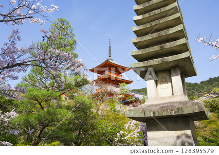 京都：清水寺的三重塔、十一層石塔和櫻花 128395579