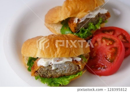 肉末炸豬排牛角麵包 肉末炸豬排牛角麵包 128395812