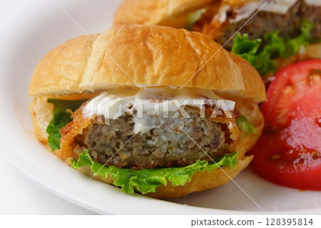 肉末炸豬排牛角麵包 肉末炸豬排牛角麵包 128395814