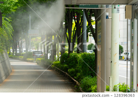 公車站的霧狀淋浴 公車站的霧狀淋浴 128396363