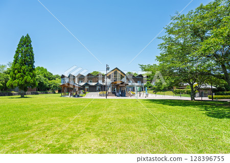 A grassy area and hot spring facilities with a blue sky in the background (Sagara Onsen Chayu-ri) Hitoyoshi Kuma 128396755