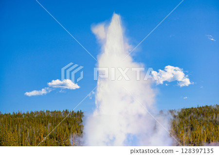 黃石國家公園老忠實噴泉的壯麗景色 黃石國家公園老忠實噴泉的壯麗景色 128397135