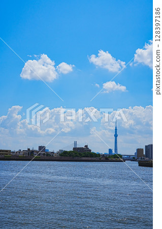 從奧頓中川眺望天空樹與豎琴橋 128397186