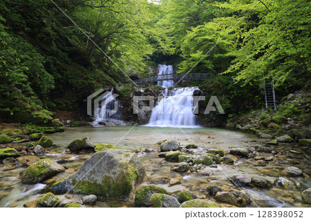 新鮮的綠色石頭天空河谷 128398052