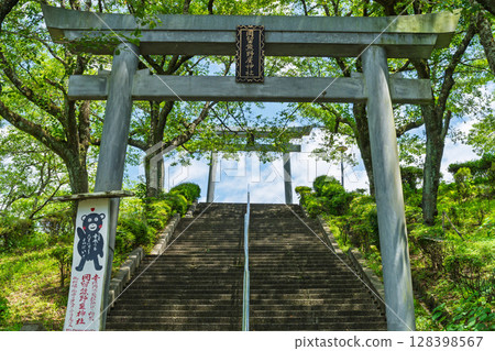 夏日陽光下熠熠生輝的奧留稻荷神社和奧留公園廣場（球磨郡朝霧町） 128398567