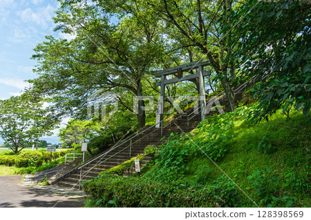 夏日陽光下熠熠生輝的奧留稻荷神社和奧留公園廣場(球磨郡朝霧町) 夏日陽光下熠熠生輝的奧留稻荷神社和奧留公園廣場(球磨郡朝霧町) 128398569