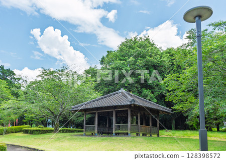 夏日陽光下熠熠生輝的奧留稻荷神社和奧留公園廣場（球磨郡朝霧町） 128398572