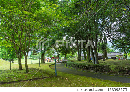夏日陽光下熠熠生輝的奧留稻荷神社和奧留公園廣場(球磨郡朝霧町) 夏日陽光下熠熠生輝的奧留稻荷神社和奧留公園廣場(球磨郡朝霧町) 128398575