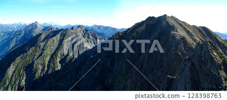 從憲兵站遠眺奧穗高嶽山頂和槍穗高橫斷面的全景（盛夏上高地登山） 128398763