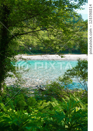 Nagano Kamikochi A beautiful emerald green river 128398814