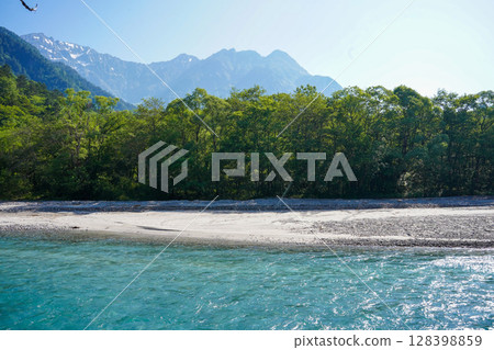 從清澈的溪流中眺望長野上高地燒岳 從清澈的溪流中眺望長野上高地燒岳 128398859