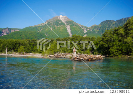 Nagano, Kamikochi, Mount Yakedake covered in fresh greenery and snow Nagano, Kamikochi, Mount Yakedake covered in fresh greenery and snow 128398911