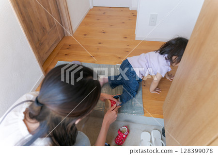 母親照顧她的孩子 128399078