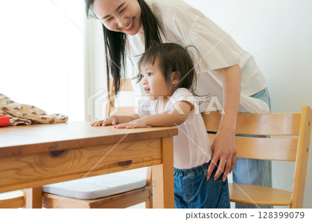 母親照顧她的孩子 128399079