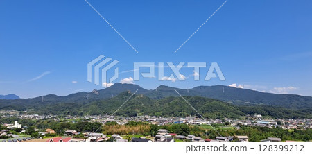藍天和山脈 128399212