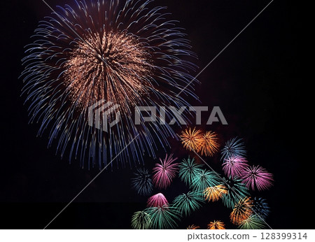 Fireworks to beat in the night sky 128399314