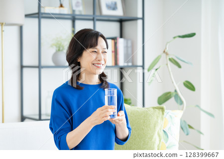 中年女子喝礦泉水 中年女子喝礦泉水 128399667