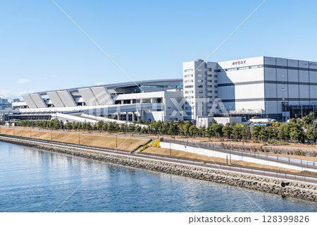 Toyosu Market (Fishery Wholesale Building) on a clear day in Toyosu, Koto-ku, Tokyo, where a variety of seafood products are sold 128399826