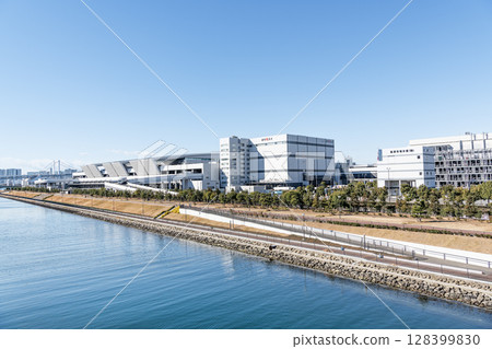 Toyosu Market (Fishery Wholesale Building) on a clear day in Toyosu, Koto-ku, Tokyo, where a variety of seafood products are sold 128399830