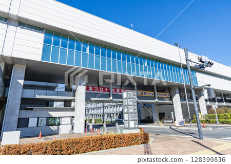 Tokyo's Koto Ward, Toyosu Market in sunny weather (Seafood Intermediate Wholesale Market Building) 128399836