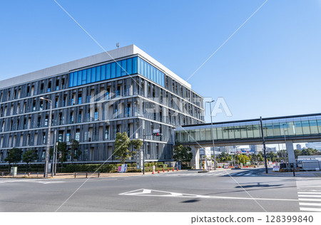 天氣晴朗的東京江東區豐洲市場(海鮮批發市場大樓) 天氣晴朗的東京江東區豐洲市場(海鮮批發市場大樓) 128399840