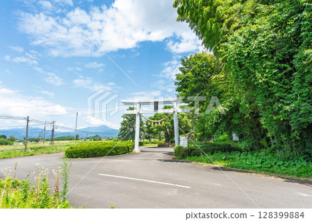 夏日陽光下熠熠生輝的奧留稻荷神社和奧留公園廣場（球磨郡朝霧町） 128399884