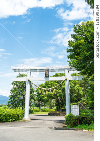 夏日陽光下熠熠生輝的奧留稻荷神社和奧留公園廣場（球磨郡朝霧町） 128399894