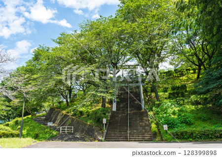 夏日陽光下熠熠生輝的奧留稻荷神社和奧留公園廣場（球磨郡朝霧町） 128399898