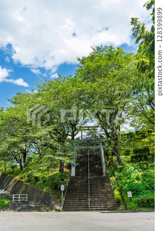 夏日陽光下熠熠生輝的奧留稻荷神社和奧留公園廣場(球磨郡朝霧町) 夏日陽光下熠熠生輝的奧留稻荷神社和奧留公園廣場(球磨郡朝霧町) 128399899
