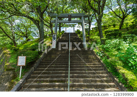 夏日陽光下熠熠生輝的奧留稻荷神社和奧留公園廣場（球磨郡朝霧町） 128399900