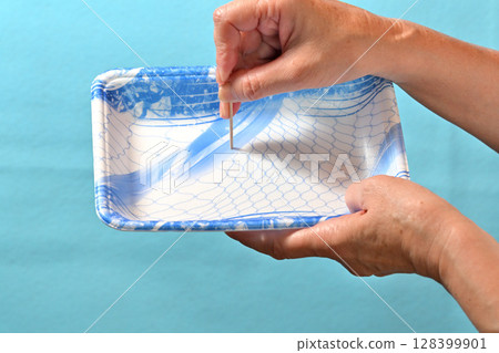 食物托盤：用牙籤檢查它們是否可回收 128399901