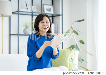 中年婦女對她的錢包很滿意 128400040
