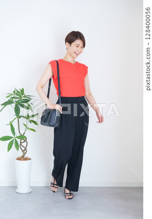 女夏裝時尚搭配全身（肖像） 128400056