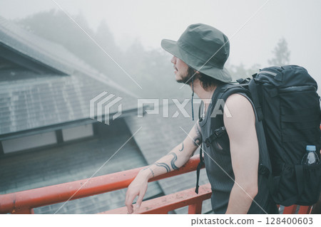 白人 外國人 男人 128400603