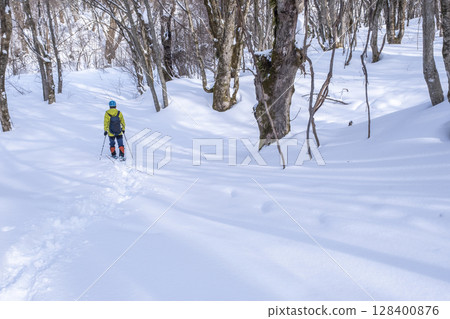 Image of enjoying fresh snow in the forest on snowshoes Oyamakiyazawa mountain stream Image of enjoying fresh snow in the forest on snowshoes Oyamakiyazawa mountain stream 128400876