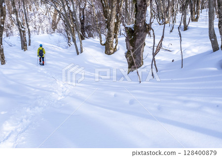 穿著雪鞋在森林裡享受新雪的景象 大山木澤溪流 128400879