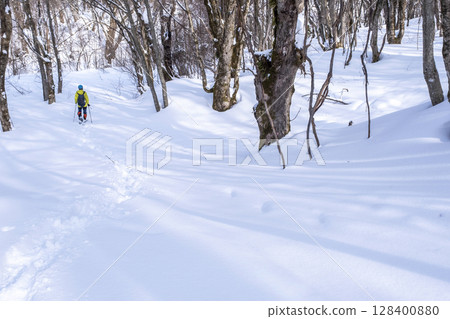 穿著雪鞋在森林裡享受新雪的景象 大山木澤溪流 128400880