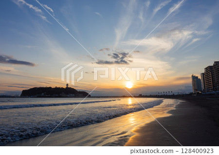 The sea, sky and Enoshima illuminated by the setting sun 128400923
