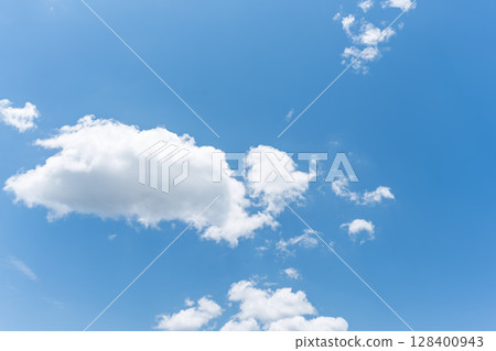 藍天白雲閃耀。留有影印空間。 (從阿蘇拍攝的天空,自然景觀) 藍天白雲閃耀。留有影印空間。 (從阿蘇拍攝的天空,自然景觀) 128400943