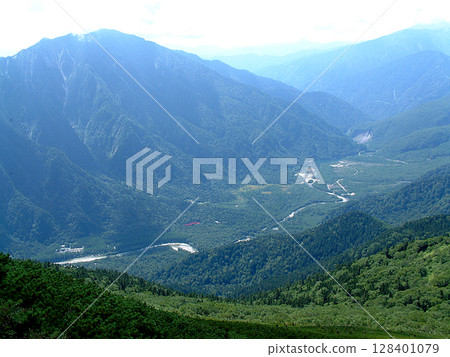 從西穗高嶽山脊俯瞰上高地全景 / 盛夏的上高地 128401079