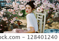 櫻花環繞的美麗日本女性肖像 128401240