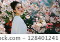 櫻花環繞的美麗日本女性肖像 128401241