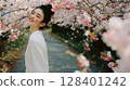 櫻花環繞的美麗日本女性肖像 128401242