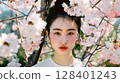 櫻花環繞的美麗日本女性肖像 128401243
