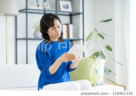 中年婦女掙扎著拿著錢包 128401316